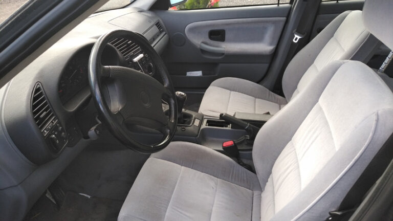 BMW 325I/ Polstersitze shampoonieren