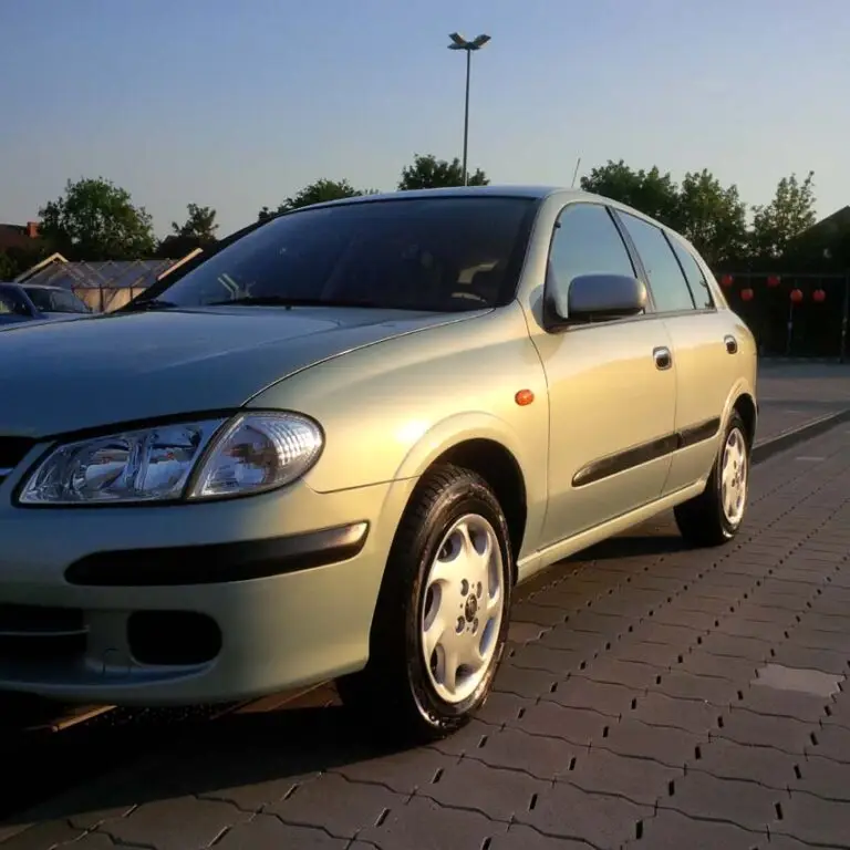 NISSAN ALMERA/ BJ 2002/ 133866 km7 Polster